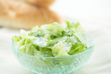Blattsalat mit Käsedressing