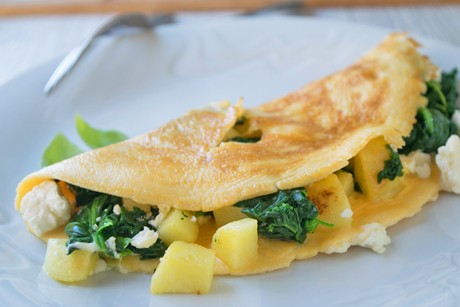 Erdäpfel Omelette mit Blattspinat und Schafkäse