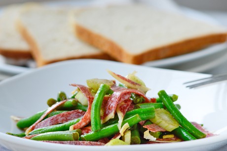 Frischer Fisolen-Salat mit Salami