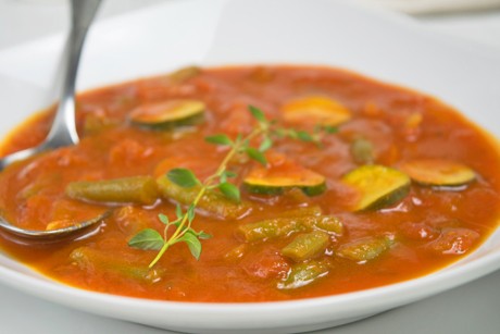Frische Fisolen-Tomaten-Suppe