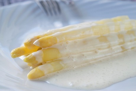 Spargel mit Sauerrahmsoße