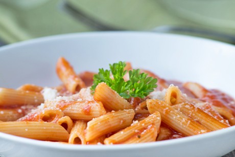Penne mit Tomaten-Obers-Sauce