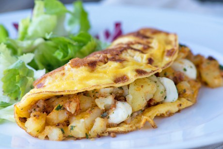 Hack-Omelettes mit Kartoffeln und Mozzarella