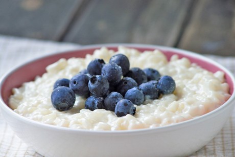 Veganer Kokosmilchreis mit Heidelbeeren