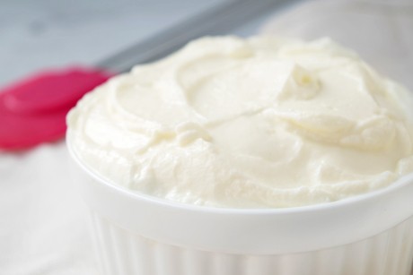 Selbstgemachte Mascarpone aus Butter & Topfen
