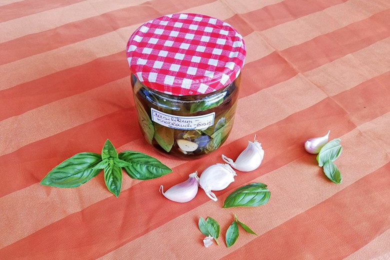 Basilikum-Knoblauch-Essig