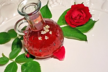 Rosen-Holunder-Essig mit Zitronenmelisse