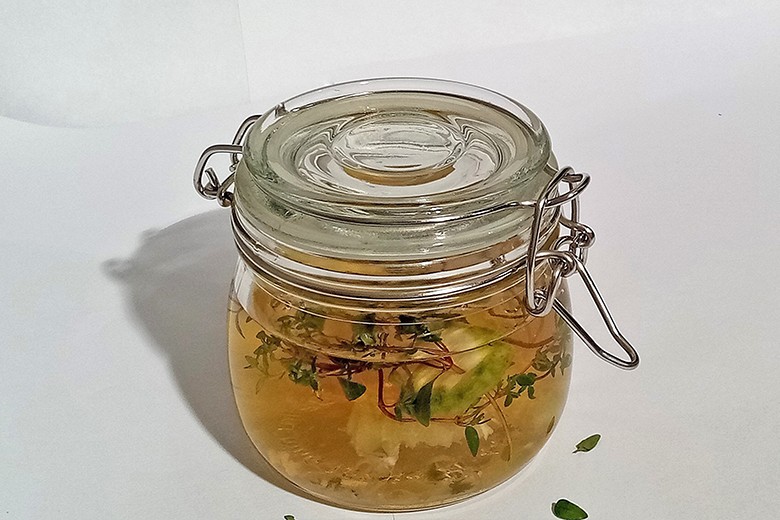 Limetten-Essig mit Thymian