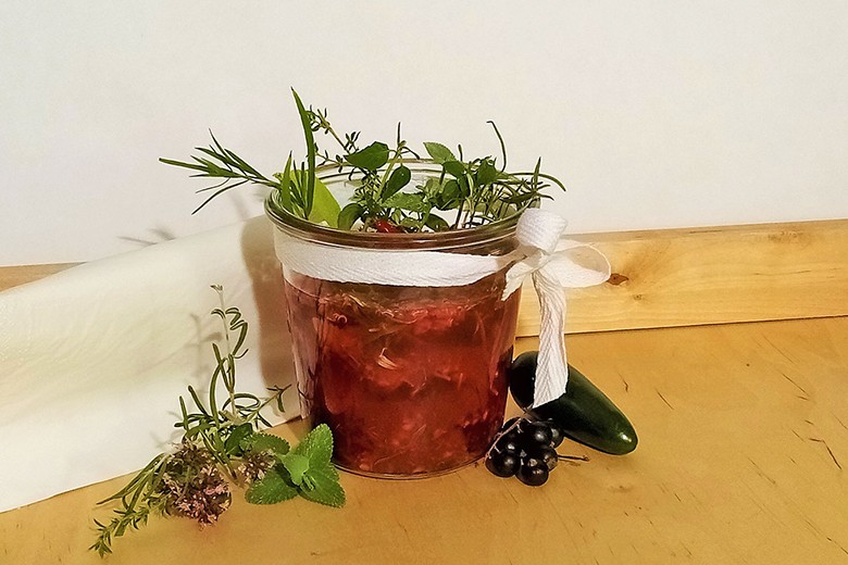 Scharfer Beeren-Kräuter-Essig