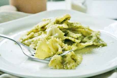 Farfalle mit Basilikumpesto