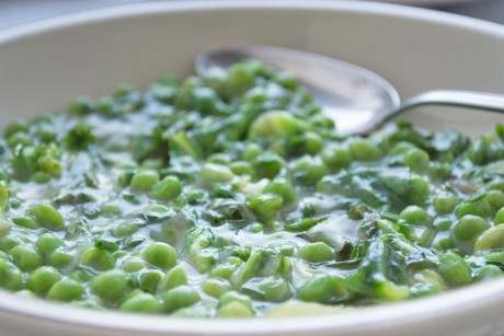Erbsengemüse mit Salat