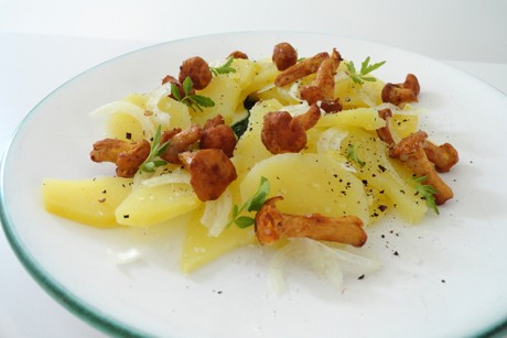 Erdäpfel-Salat mit Eierschwammerl