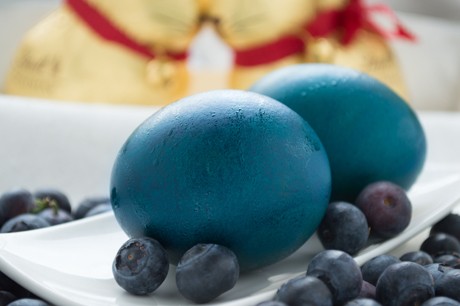 Blaue Ostereier färben mit Heidelbeere