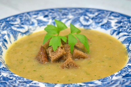 Zwiebelsuppe mit Salbei