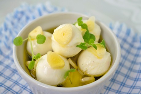 Eingelegte Mozzarella-Kugeln