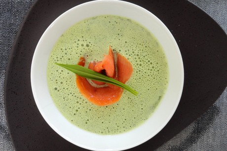 Bärlauchsuppe mit Lachs