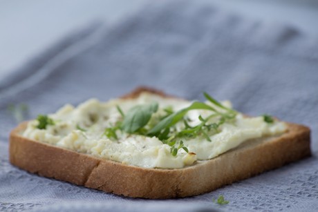 Überbackene Schafkäse-Brote