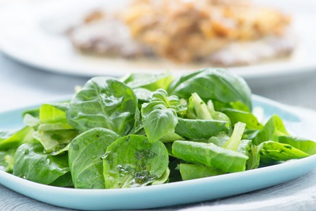 Vogelsalat mit Basilikum-Dressing