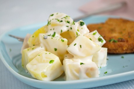 Zucchinisalat mit Rosinen und Oliven