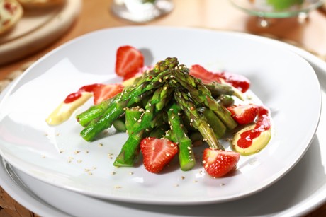 Feiner Spargelsalat mit Erdbeeren