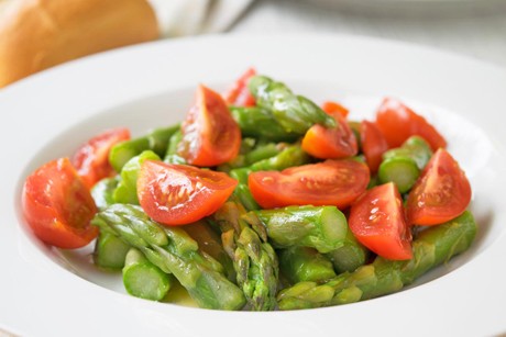 Wildspargel mit Kirschtomaten