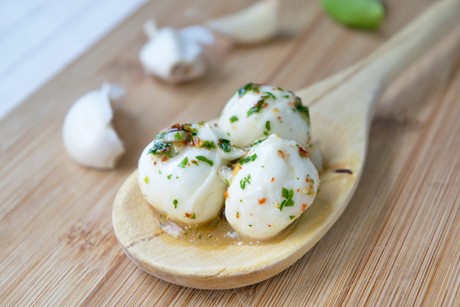 Marinierte Mozzarellakugeln