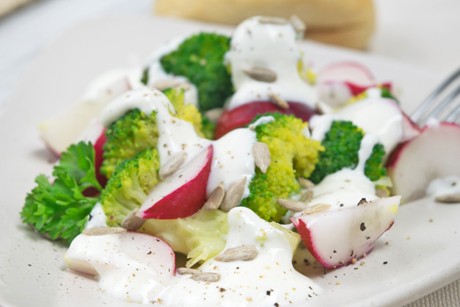 Brokkoli-Radieschen Salat