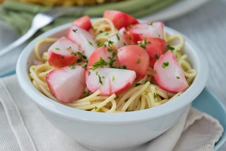 Marinierte Radieschen auf Nudelsalat