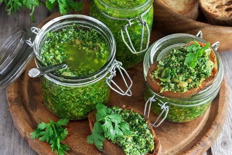 Hausgemachtes Kräuterpesto