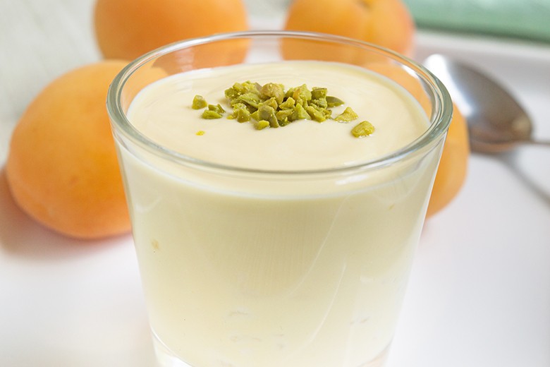 Marillencreme mit Pistazien