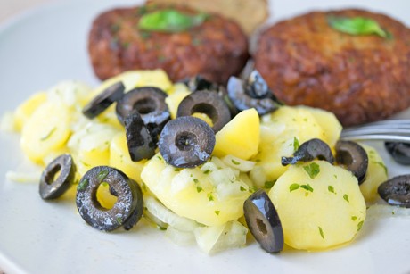 Erdäpfel-Salat mit Oliven und Kapern