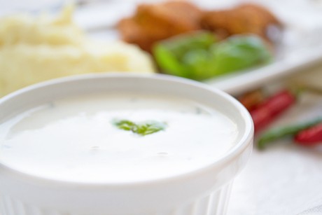 Einfacher Grilldip mit Sauerrahm