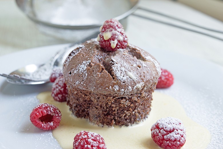 Warmes Schoko-Törtchen mit Himbeeren