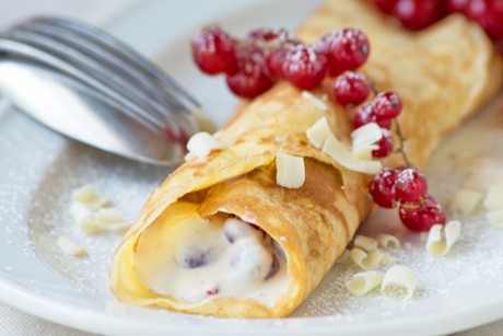 Palatschinken mit weißer Schokolade und Preiselbeerobers
