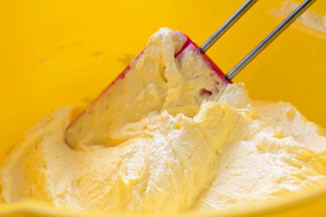 Einfaches Frosting mit weißer Schokolade
