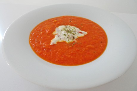 Gemüsesuppe mit Paprika und Joghurt