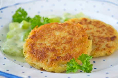 Rösti mit Gurken-Dill-Gemüse