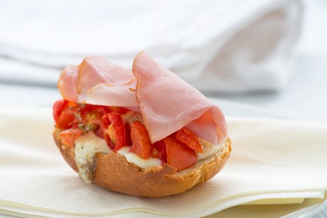Überbackenes Baguette mit Schinken
