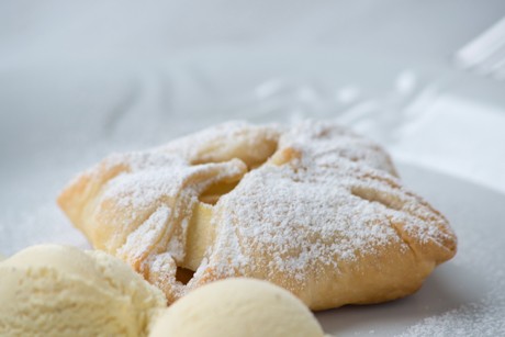 Vegane Apfeltaschen mit Vanilleeis