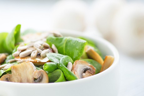 Vogerlsalat mit Pilzen