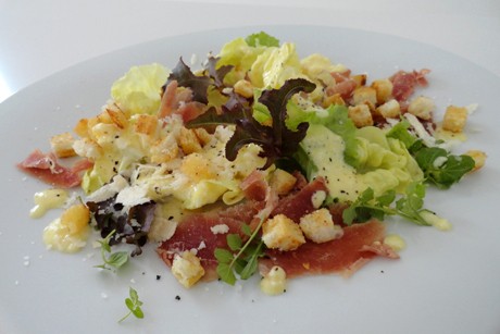 Blattsalat mit Parmaschinken