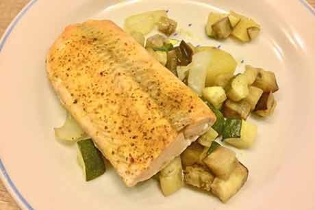 Lachsfilet mit mediterranem Gemüse
