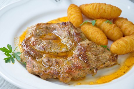 Marinierter Schopfbraten mit Kroketten