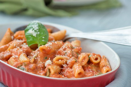 Penne mit Tomaten-Basilikumsauce