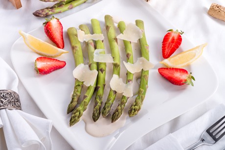 Grüner Spargel mit Parmesan