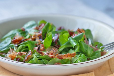 Vogerlsalat mit Speck