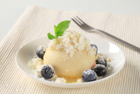 Germknödel mit Powidl, Bananen und Nüssen
