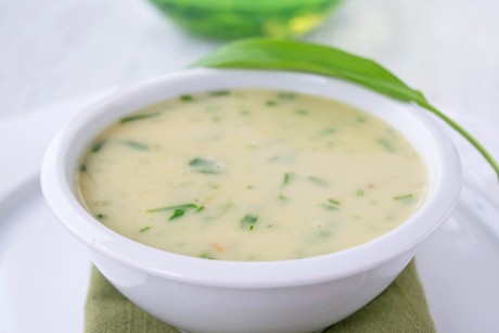 Klare Bärlauchsuppe