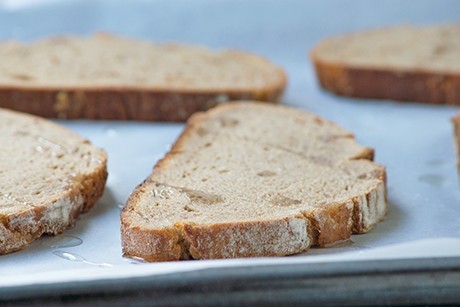 Einfache Schwarzbrotchips