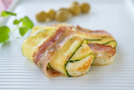Grillkäse mit Speck und Zucchini